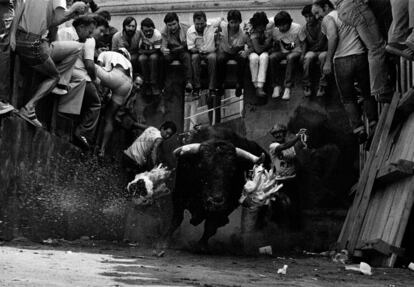 Espectacular imagen de la suelta del toro (Coria, Cáceres, 1981), uno de los momentos más peligrosos de las fiestas taurinas.