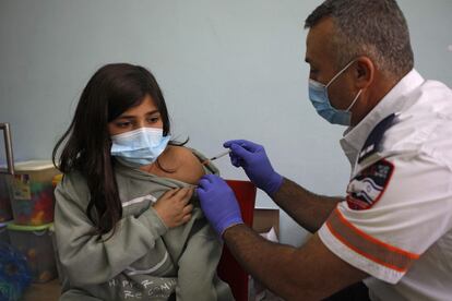 Una estudiante es vacunada por un sanitario israelí, el día 12 en Majdal Shams  (Altos del Golán).