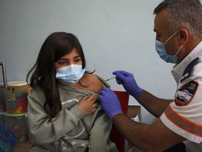 Una estudiante es vacunada por un sanitario israelí, el día 12 en Majdal Shams  (Altos del Golán).
