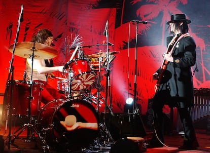 <p><strong>El éxito.</strong> En 2003, la carrera por liderar el nuevo rock parecía que la iban a ganar The Strokes. Entonces, el dúo de Detroit The White Stripes lanzó una bestia de disco titulado <em>Elephant,</em> cuyo primer <em>single</em> era este <em>Seven nation army,</em> acaso el <em>riff</em> más ubicuo del rock contemporáneo. El tema se hizo universal en 2006, cuando la selección italiana de fútbol lo utilizó para celebrar su victoria en el Mundial. Desde entonces, arrasa por igual en bares <em>indies</em> como en estadios de fútbol. Parece eterna.</p> <p><strong>La historia.</strong> El <em>riff</em> lo sacó por casualidad <a href="https://elpais.com/cultura/2018/07/13/actualidad/1531518461_626558.html" target="_blank">Jack White</a> (líder de The White Stripes) durante una prueba de sonido de la banda en Melbourne. El guitarrista quedó bastante contento con el <em>riff,</em> se lo enseñó a un empleado de su sello que andaba por ahí y este simplemente le dijo: ”Está bien”. Pero White sabía que ahí había algo.</p> <p>Escucha la canción pinchando <a href="https://www.youtube.com/watch?v=0J2QdDbelmY" target="_blank">aquí.</a></p>