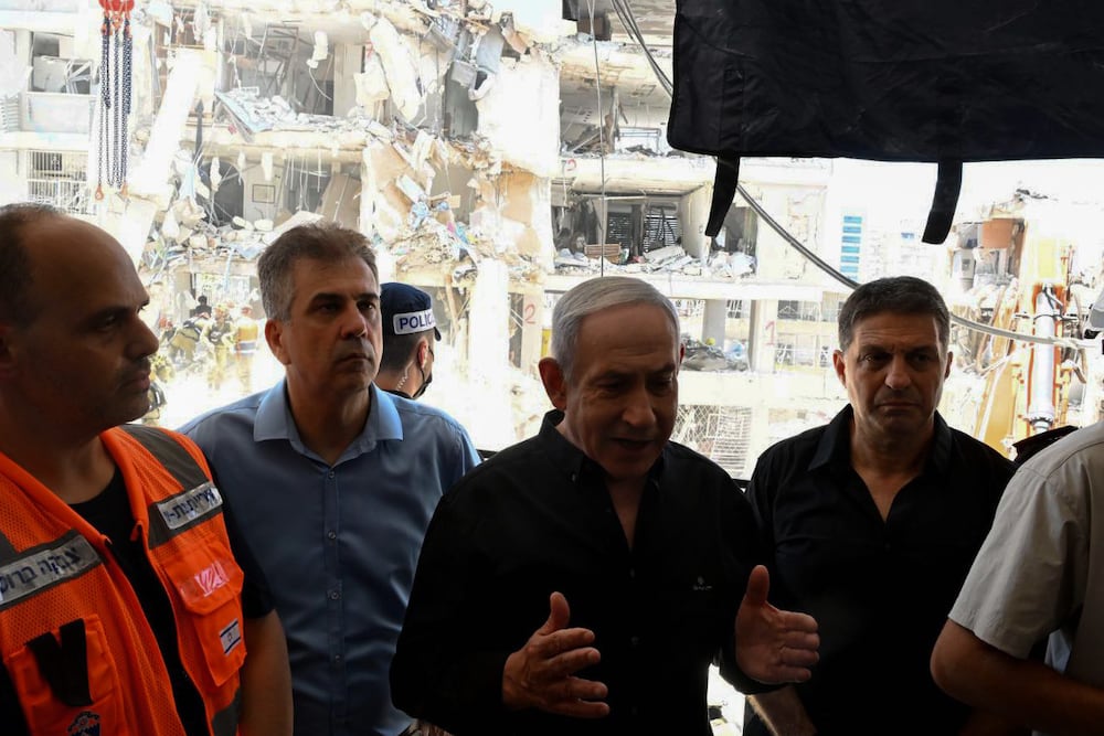 HANDOUT - 15 June 2025, Israel, Bat Yam: Israeli Prime Minister Benjamin Netanyahu visits the sites attacked by Iranian missiles in Bat Yam. Photo: Avi Ohayon/GPO/dpa - ATTENTION: editorial use only and only if the credit mentioned above is referenced in full
15/06/2025 ONLY FOR USE IN SPAIN