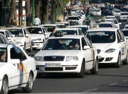 Cientos de taxistas se manifiestan en la ronda histórica de Sevilla y colapsan el tráfico