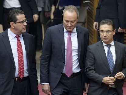 El presidente Alberto Fabra, entre el portavoz del PP, Jorge Bellver, y el secretario general del partido, Seraf&iacute;n Castellano, en las Cortes antes de la votaci&oacute;n de la nueva direcci&oacute;n de RTVV.