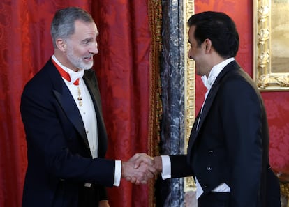 El rey Felipe VI saluda al emir de Qatar, Tamim bin Hamad Al Thani, antes de la cena de gala
