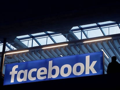El logo de Facebook, en una reuni&oacute;n empresarial en Par&iacute;s el pasado enero.