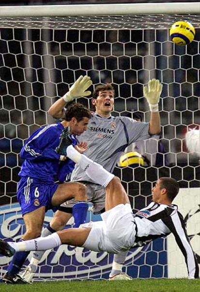 <b>10 de marzo de 2005</B>. El Real Madrid cae eliminado en los octavos de final de la Liga de Campeones en Turín ante el Juventus por un 2-0 de la vuelta a pesar del 1-0 de la ida.