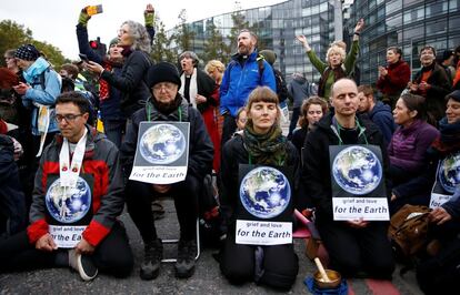 Activistas participan en la protesta de Extinction Rebellion en Londres.