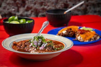 Plato de birria y quesabirria de Birria Los Güeros de Juanacatlán, en Ciudad de México, el 1 de Abril de 2025.