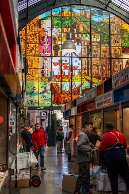 Las ilustraciones de la vidriera que decora el mercado de Atarazanas reproduce algunos de los símbolos de la ciudad como la Alcazaba o la catedral.