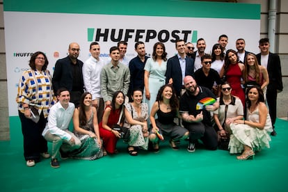 Abajo en el centro, la directora de El HuffPost, Laura Riestra, y el subdirector, Rodrigo Carretero, junto al resto del equipo.
