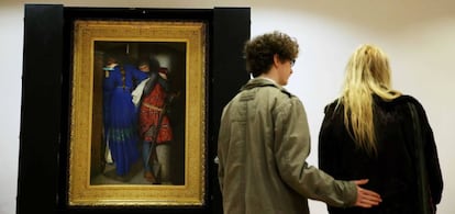 Um casal de visitantes diante de ‘Encontro na torre’, de Frederic William Burton, na National Gallery of Ireland