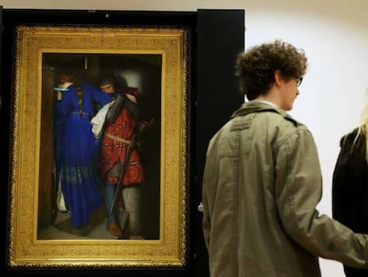 Um casal de visitantes diante de ‘Encontro na torre’, de Frederic William Burton, na National Gallery of Ireland