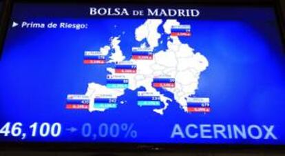 Vista del panel de la Bolsa de Madrid que refleja la evolución de la prima de riesgo de los países europeos. EFE/Archivo