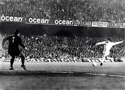 Peter Lorimer marca al Barça en la semifinal de la Copa de Europa de 1975.