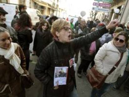 Concentración de apoyo a un afectado por un desahucio en A Coruña. EFE/archivo