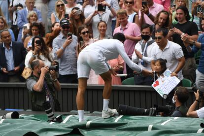 Djokovic regala su raqueta a una joven aficionada al término del partido.