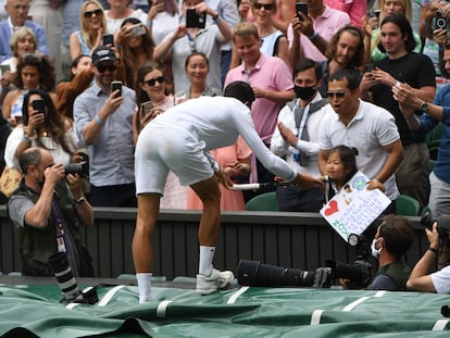 Djokovic regala su raqueta a una joven aficionada al término del partido.