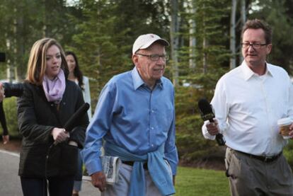Rupert Murdoch (centro), rodeado por periodistas ayer en Idaho (Estados Unidos).