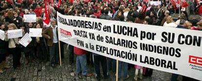 Manifestación de funcionarios de limpieza ayer en la puerta del Sol.