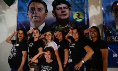 Ariane, Nayana, Narjara, Auxiliadora, Marilene, Tatiane e a filha, Ana Francisca, no comitê de Bolsonaro em Salgueiro.