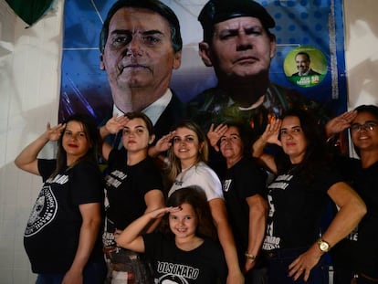 Ariane, Nayana, Narjara, Auxiliadora, Marilene, Tatiane e a filha, Ana Francisca, no comitê de Bolsonaro em Salgueiro.