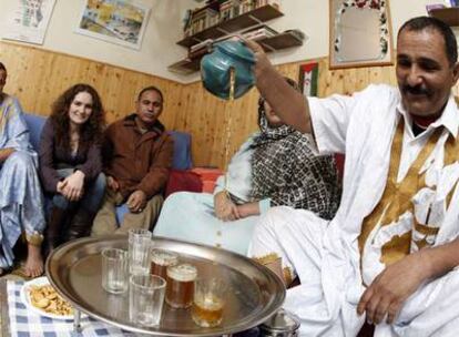 Mohamed Lamine sirve té a sus compañeros saharauis y a una trabajadora social de la Cruz Roja.