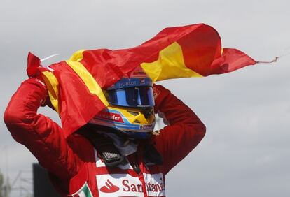 Fernando Alonso celebra su triunfo en la carrera de Montmeló