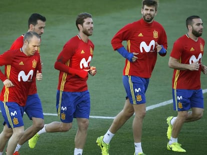 Ramos e Piqué (ao centro), durante treinamento da seleção espanhola.