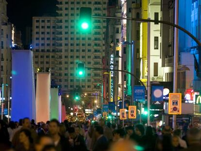 Vista general de la Gran Vía atestada de gente en la Noche en Blanco.