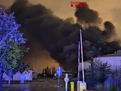 Imagen del incendio en la depuradora de El Prat de Llobregat (Barcelona), en una imagen cedida por los Bomberos