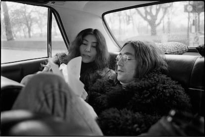 John Lennon y Yoko Ono, en la parte de atrás de un coche el 1 de diciembre de 1968.