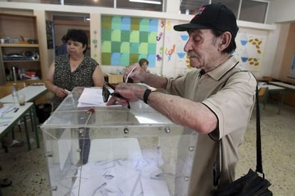 Un hombre vota en un colegio electoral de Atenas.
