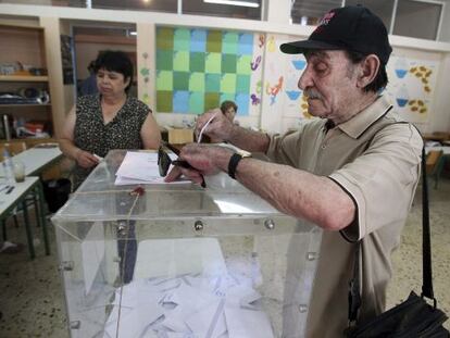 Un hombre vota en un colegio electoral de Atenas.