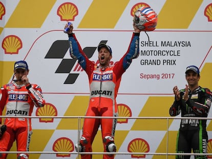 Dovizioso, en el podio, celebra su victoria en Sepang.