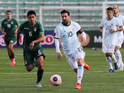 Lionel Messi conduce el balón en el partido de Argentina frente a Bolivia, en el estadio Hernando Siles de La Paz.