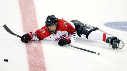 El jugador del equipo japonés Eiji Misawa pierde la pastilla de hockey durante el partido entre Noruega y Japón en los Juegos Paralímpicos 2108.