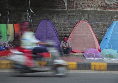 Un vendedor ambulante en la ciudad de Hyderabad (India). El país supera ya el umbral del millón de contagios con 26.816 fallecidos, tras registrar este domingo un nuevo récord histórico de su cómputo diario de contagios, con casi 39.000 positivos en las últimas 24 horas.