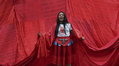 Una mujer se manifiesta en representación de las víctimas de esterilización forzada frente a la Corte Superior de Justicia en Lima, Perú, el 9 de diciembre de 2019.