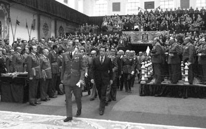 Fevereiro de 1980. O rei Juan Carlos e o presidente do Governo, Adolfo Suárez, na entrega de faixa da 76º turma da Escola de Estado Maior.