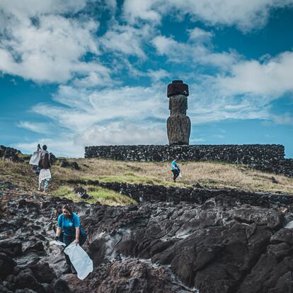 Un grupo de personas limpia la Isla de Pascua.