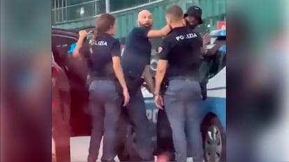 El policía italiano cuando se entera de que está cacheando a Bakayoko, en una imagen captada del vídeo viralizado en Italia.