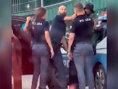 El policía italiano cuando se entera de que está cacheando a Bakayoko, en una imagen captada del vídeo viralizado en Italia.
