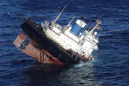 El petrolero <i>Prestige</i>, en el momento de hundirse en el océano Atlántico, al oeste de Galicia, el 19 de noviembre de 2002.