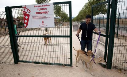 Vecinos de Meco sacan sus perros al parque canino Unión Europea.