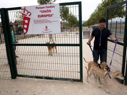 Vecinos de Meco sacan sus perros al parque canino Unión Europea.