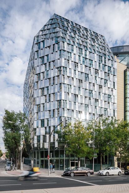 El Dissipating Office Building diseñado por los arquitectos Javier García-Germán y Borja Peña en el Paseo de la Castellana (Madrid) se encuentra un paso adelante en la arquitectura termodinámica. Su piel de vidrio caleidoscópica esconde un análisis paramétrico de la radiación anual sobre el edificio. |