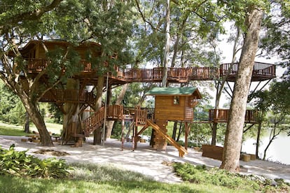 Situada en un lago a dos horas de São Paulo (Brasil), esta casita del árbol cuenta con varias áreas y una cabaña pensada para que los niños jueguen. La empresa que la diseñó, Casa na Árvore, también firma muchos de los muebles de madera del interior.