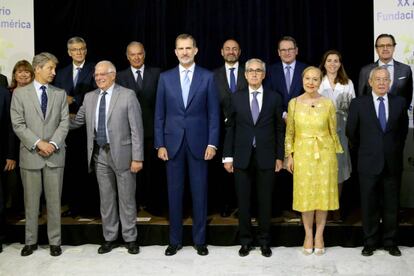 El Rey, con Josep Borrell, Ramón Jáuregui y los miembros del patronato de la Fundación Euroamérica.