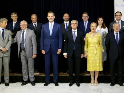 El Rey, con Josep Borrell, Ramón Jáuregui y los miembros del patronato de la Fundación Euroamérica.