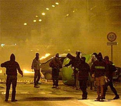 Varios de los encapuchados, algunos con cohetes en las manos, durante los disturbios de la madrugada en Bergara.